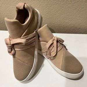 Steve Madden Tan sneakers size 6